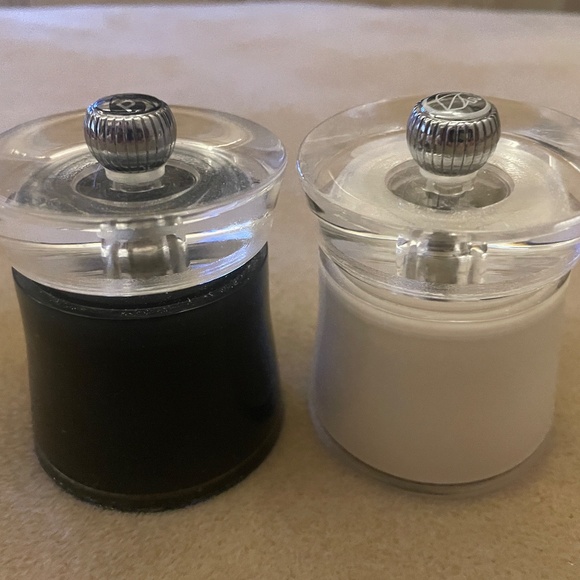 Set of 2 Peugeot Bali Manual Pepper & Salt Mills/Grinders Black & White 3" - Picture 3 of 7
